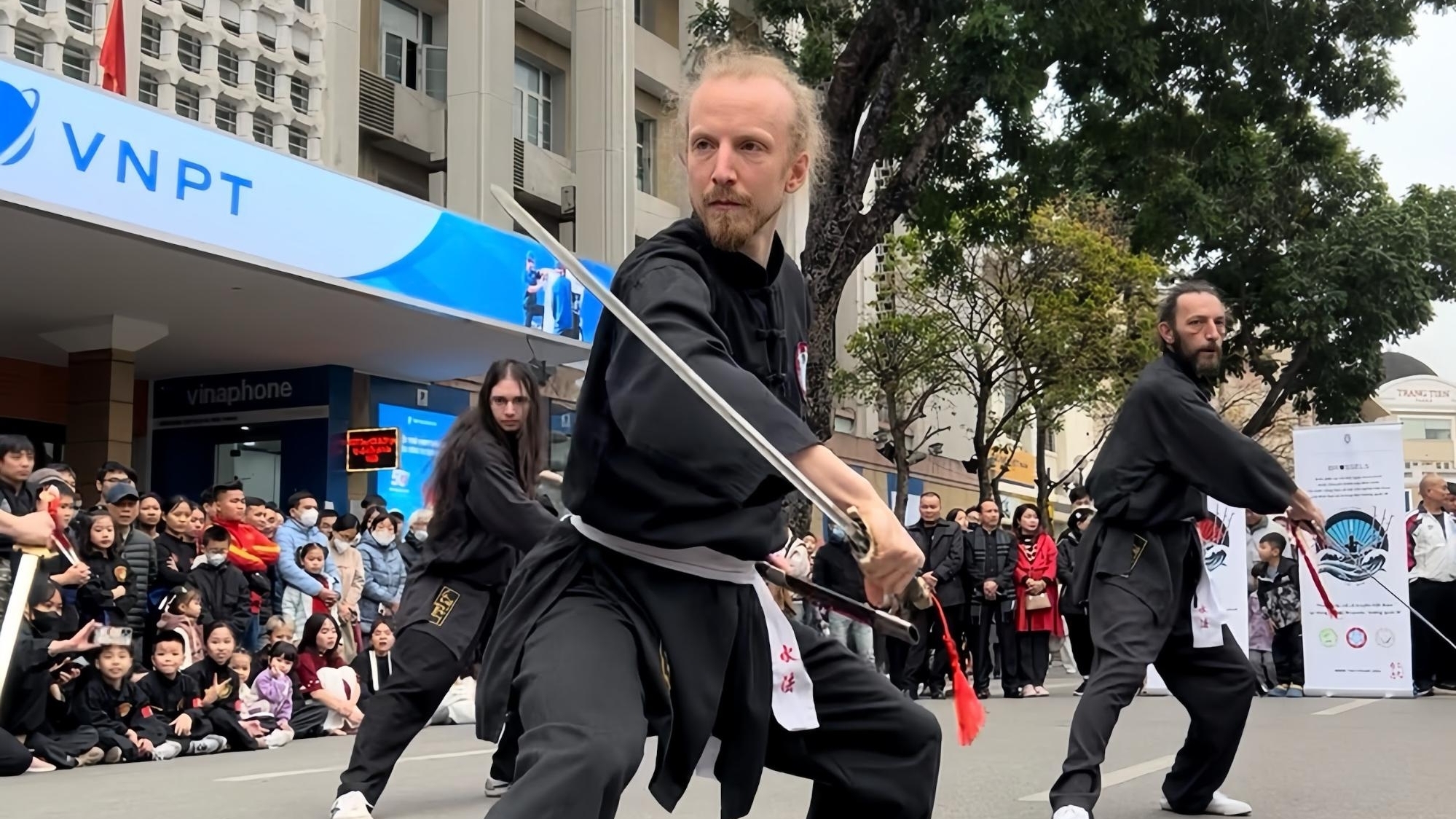 Martial arts exchange between Vietnam and Belgium: A spectacular Thuy Phap performance at Hoan Kiem Lake Walking street