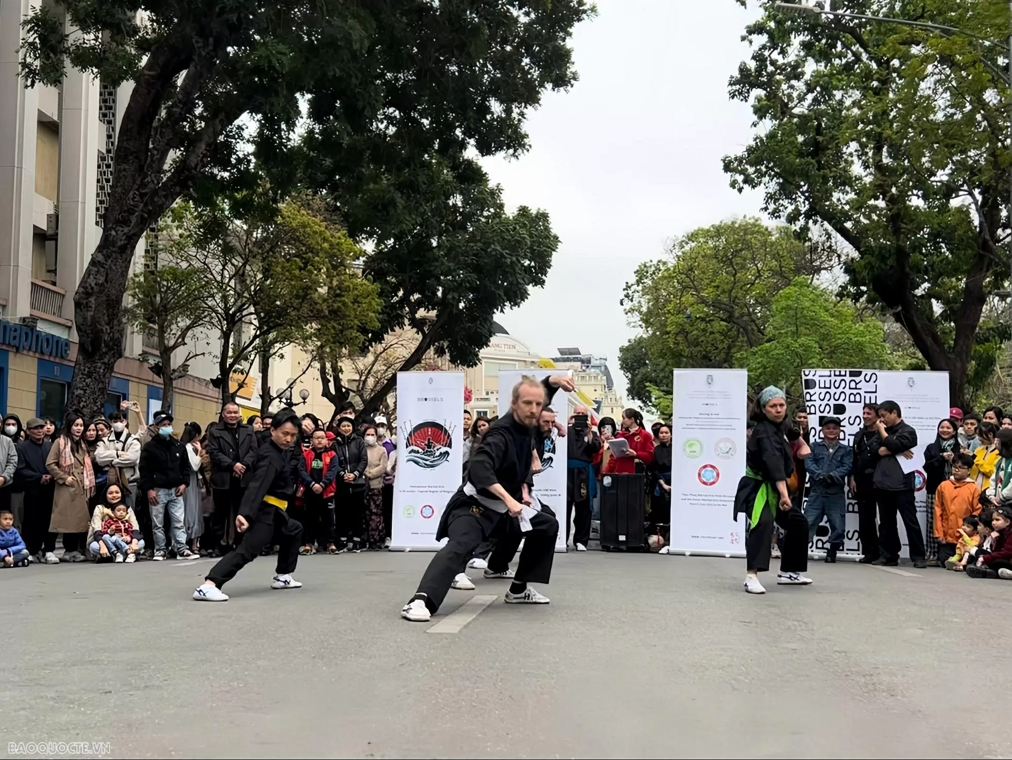Nhóm võ sư Thủy Pháp Việt Nam và Bỉ mang đến màn trình diễn võ thuật cổ truyền tại khu vực phố đi bộ Hồ Hoàn Kiếm. Martial arts exchange between Vietnam and Belgium: A spectacular Thuy Phap performance at Hoan Kiem Lake Walking street