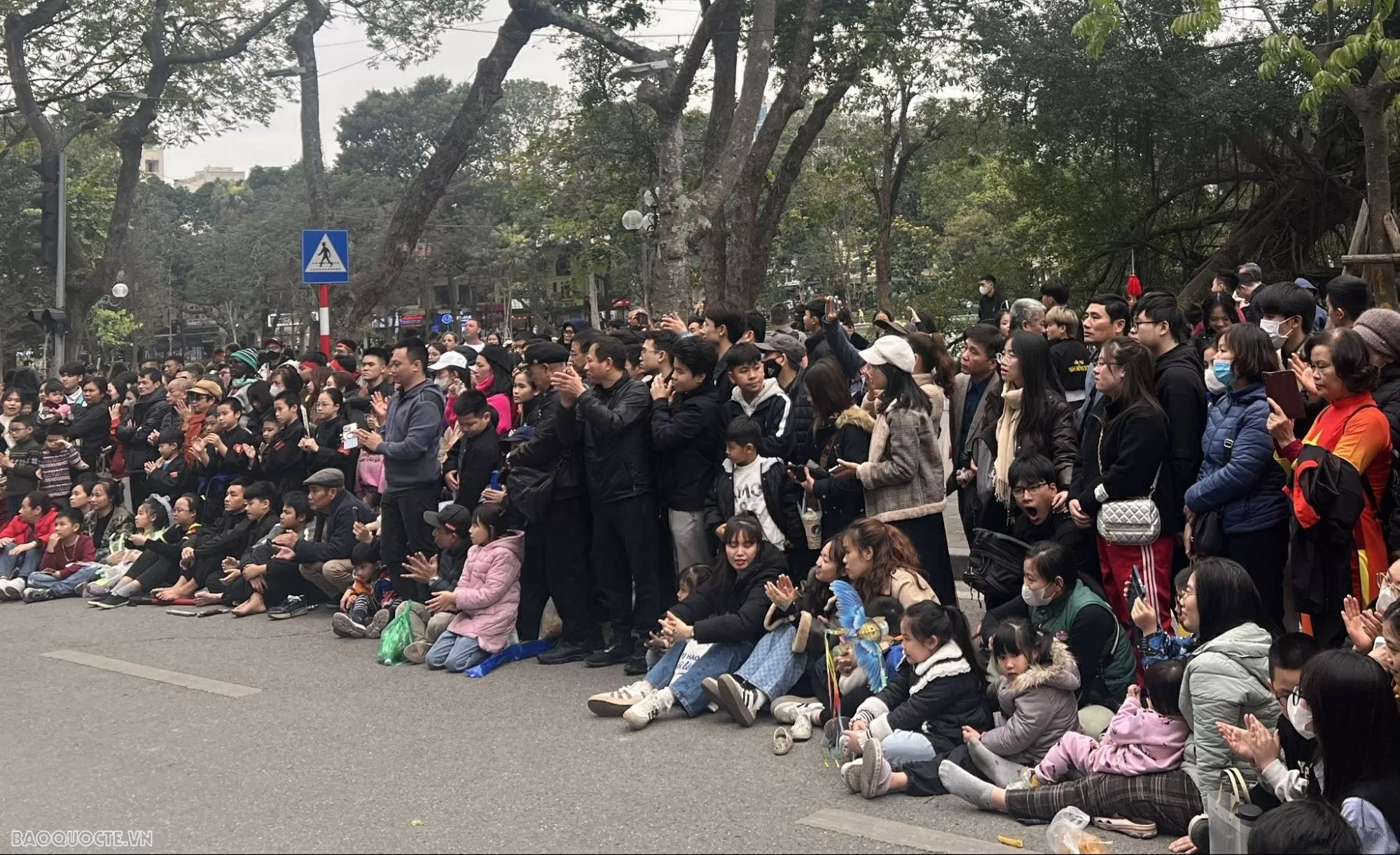 Màn trình diễn thu hút đông đảo người dân và du khách, làm nhộn nhịp, sôi động một góc phố đi bộ Hồ Hoàn Kiếm chiều cuối tuần. Martial arts exchange between Vietnam and Belgium: A spectacular Thuy Phap performance at Hoan Kiem Lake Walking street