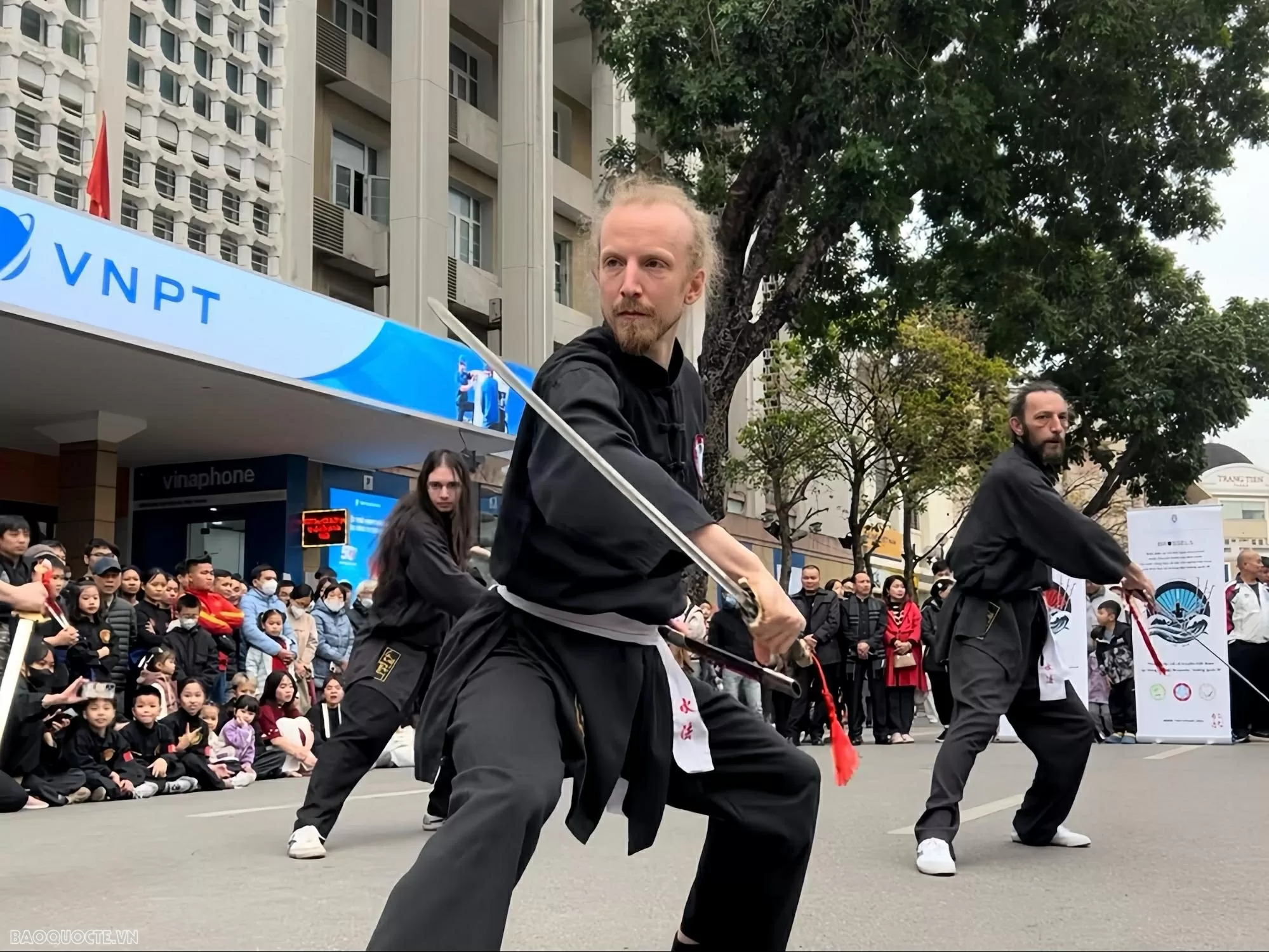 Martial arts exchange between Vietnam and Belgium: A spectacular Thuy Phap performance at Hoan Kiem Lake Walking street