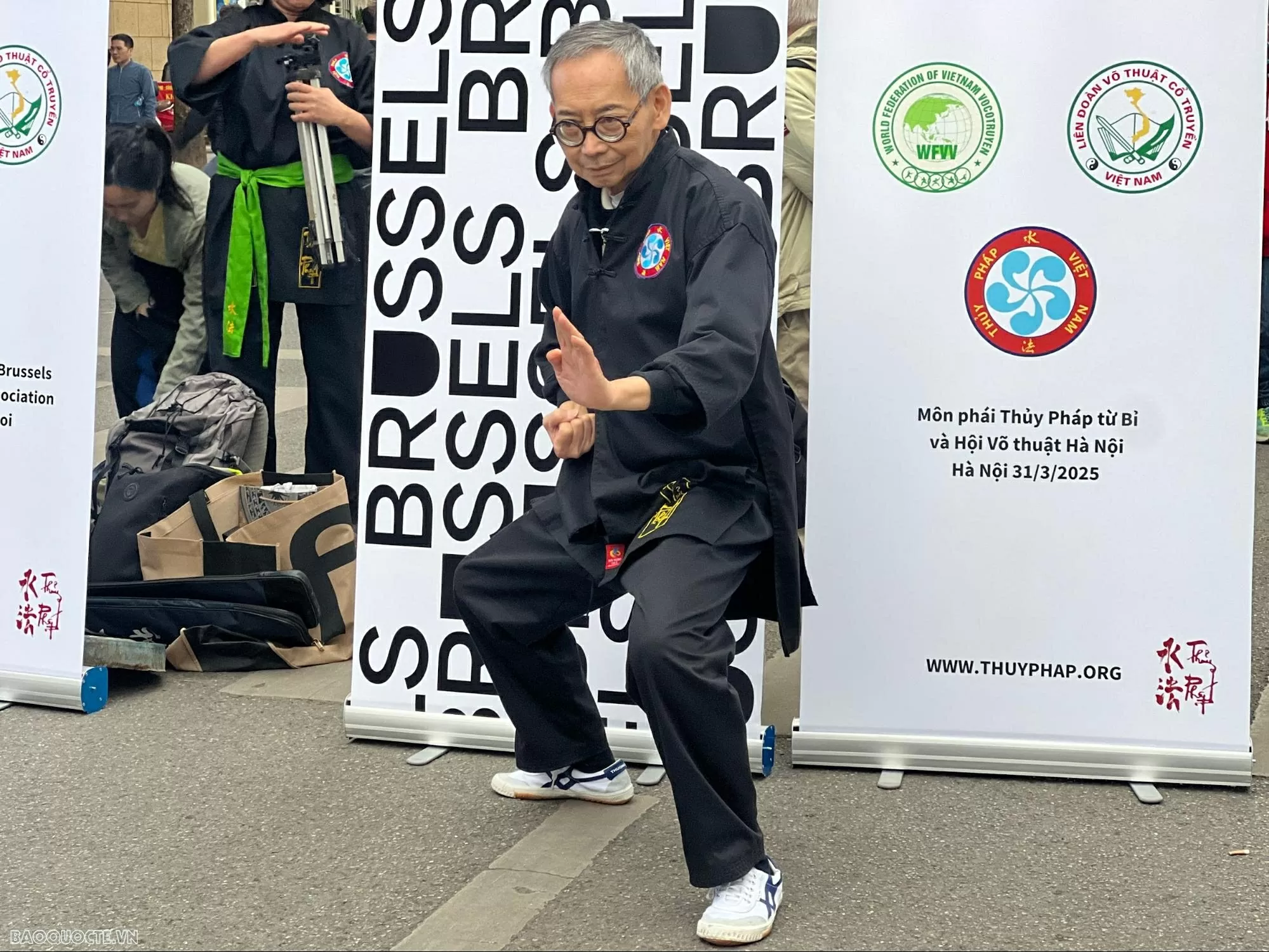 Võ sư Huỳnh Chiêu Dương thực hiện động tác đặc trưng của môn phái Thủy Pháp. Võ sư Huỳnh Chiêu Dương thực hiện động tác đặc trưng của môn phái Thủy Pháp.