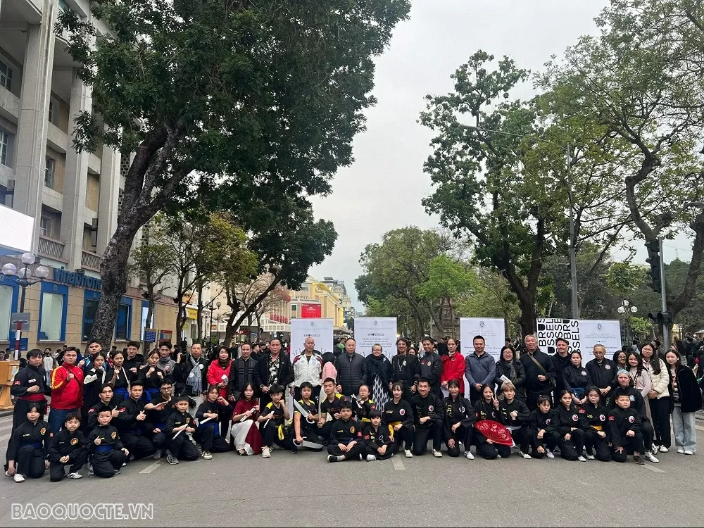 Martial arts exchange between Vietnam and Belgium: A spectacular Thuy Phap performance at Hoan Kiem Lake Walking street