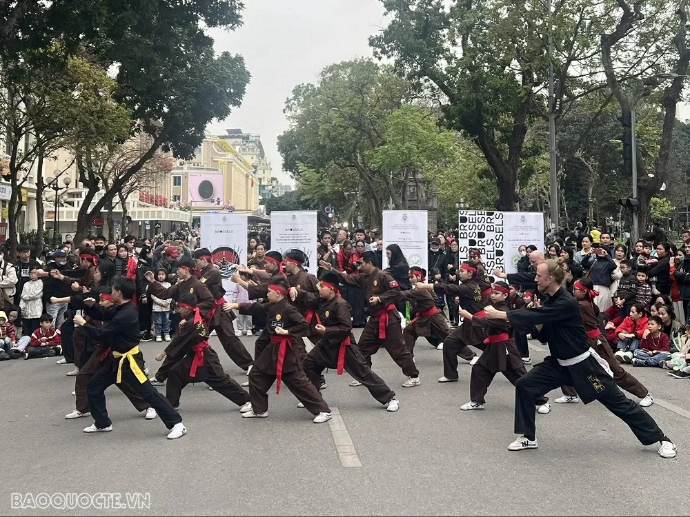 Võ đoàn tới từ Bỉ giao lưu võ thuật cùng các võ đoàn đến từ Việt Nam. Martial arts exchange between Vietnam and Belgium: A spectacular Thuy Phap performance at Hoan Kiem Lake Walking street