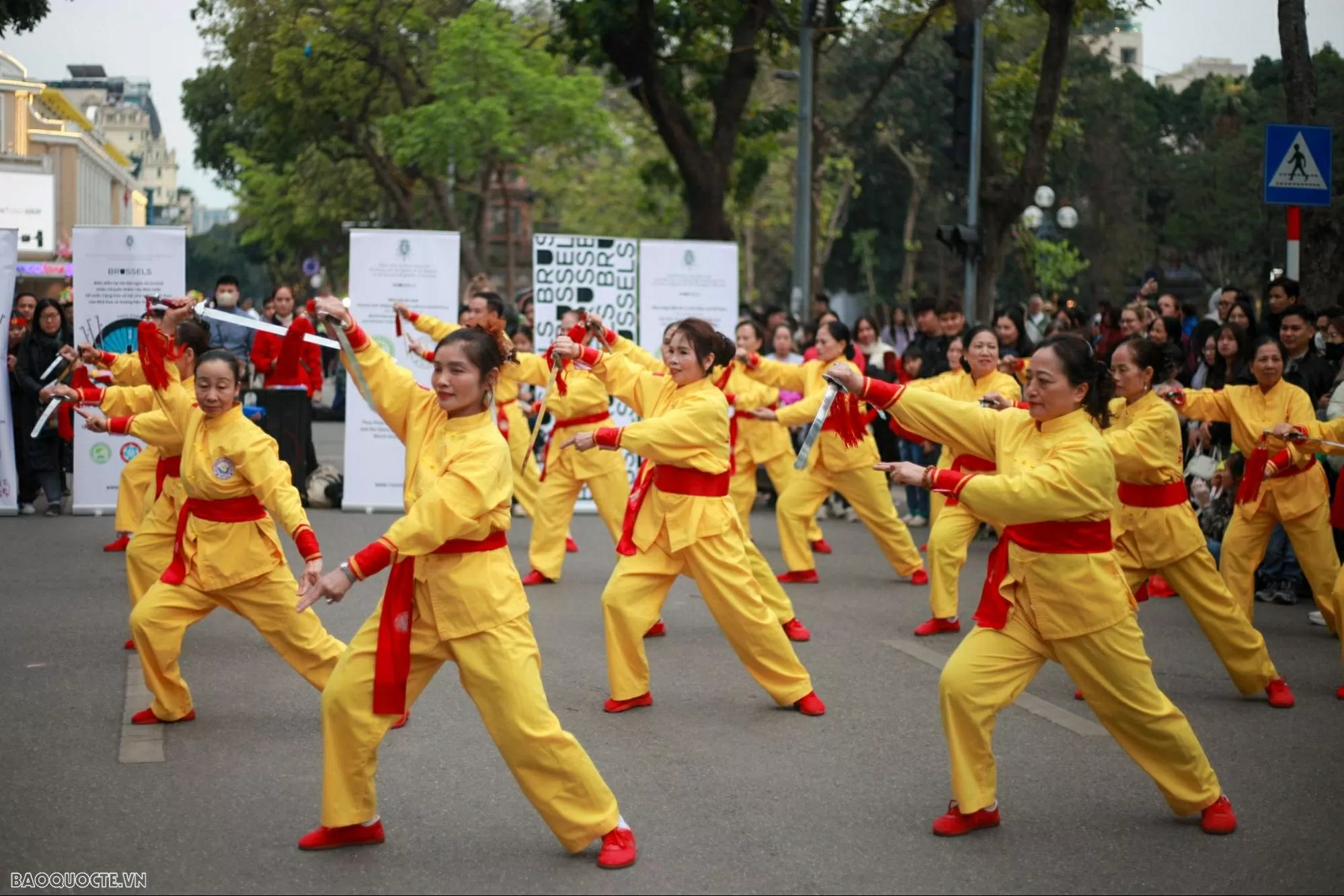 Cũng trong khuôn khổ chương trình, các câu lạc bộ và môn phái Việt Nam đã biểu diễn những tuyệt kỹ đặc trưng của nền võ thuật nước nhà. Martial arts exchange between Vietnam and Belgium: A spectacular Thuy Phap performance at Hoan Kiem Lake Walking street
