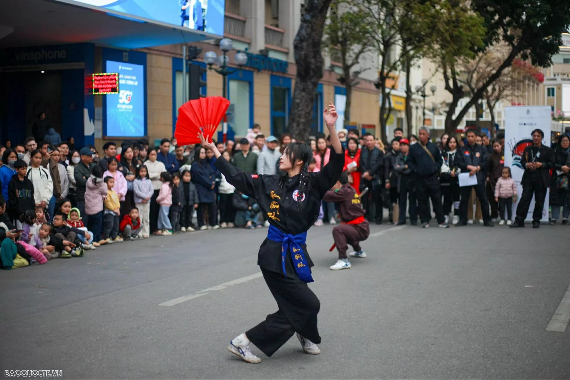 Nhiều bạn trẻ tham gia biểu diễn võ cổ truyền của Việt Nam. Martial arts exchange between Vietnam and Belgium: A spectacular Thuy Phap performance at Hoan Kiem Lake Walking street
