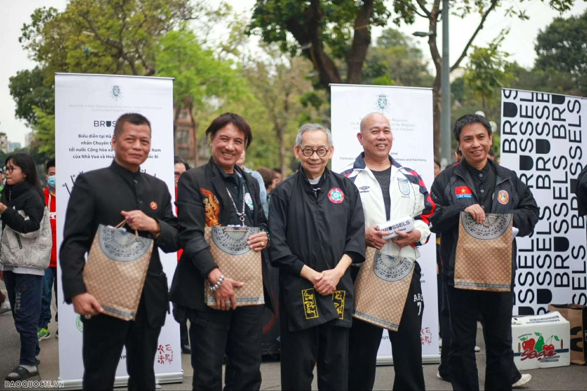 Những võ sư và khách mời tại sự kiện giao lưu võ thuật, thể hiện tinh thần thượng võ và sự giao lưu văn hóa. Martial arts exchange between Vietnam and Belgium: A spectacular Thuy Phap performance at Hoan Kiem Lake Walking street