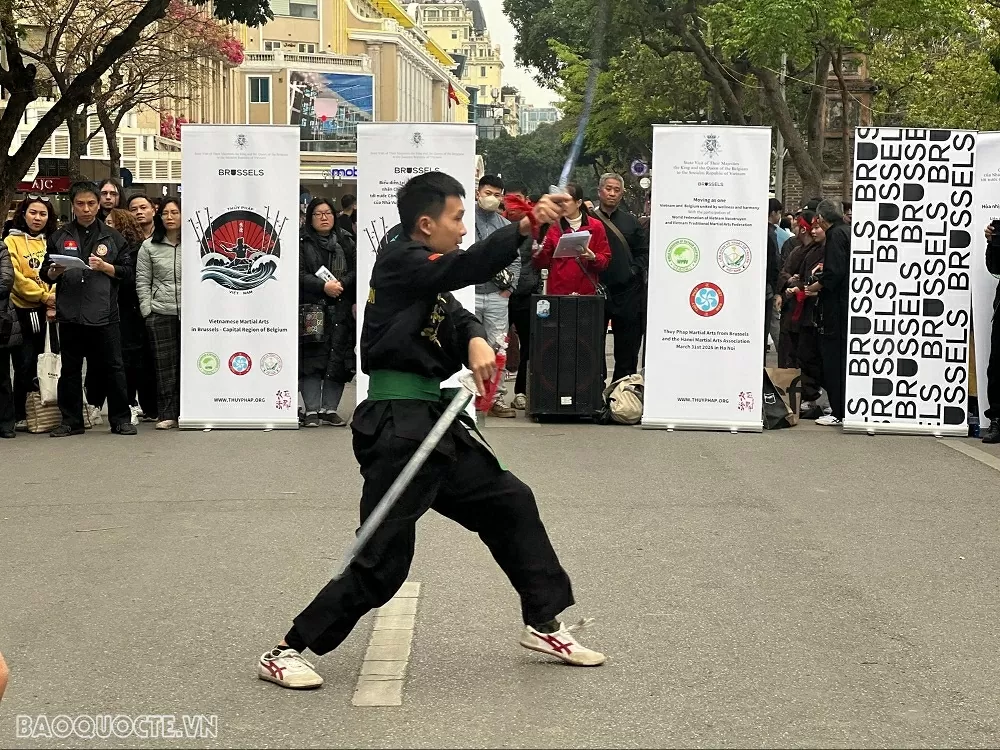 Đây là cơ hội quý báu để Việt Nam và Bỉ tăng cường giao lưu văn hóa, thể thao, làm sâu sắc thêm tình hữu nghị giữa hai nước. Martial arts exchange between Vietnam and Belgium: A spectacular Thuy Phap performance at Hoan Kiem Lake Walking street