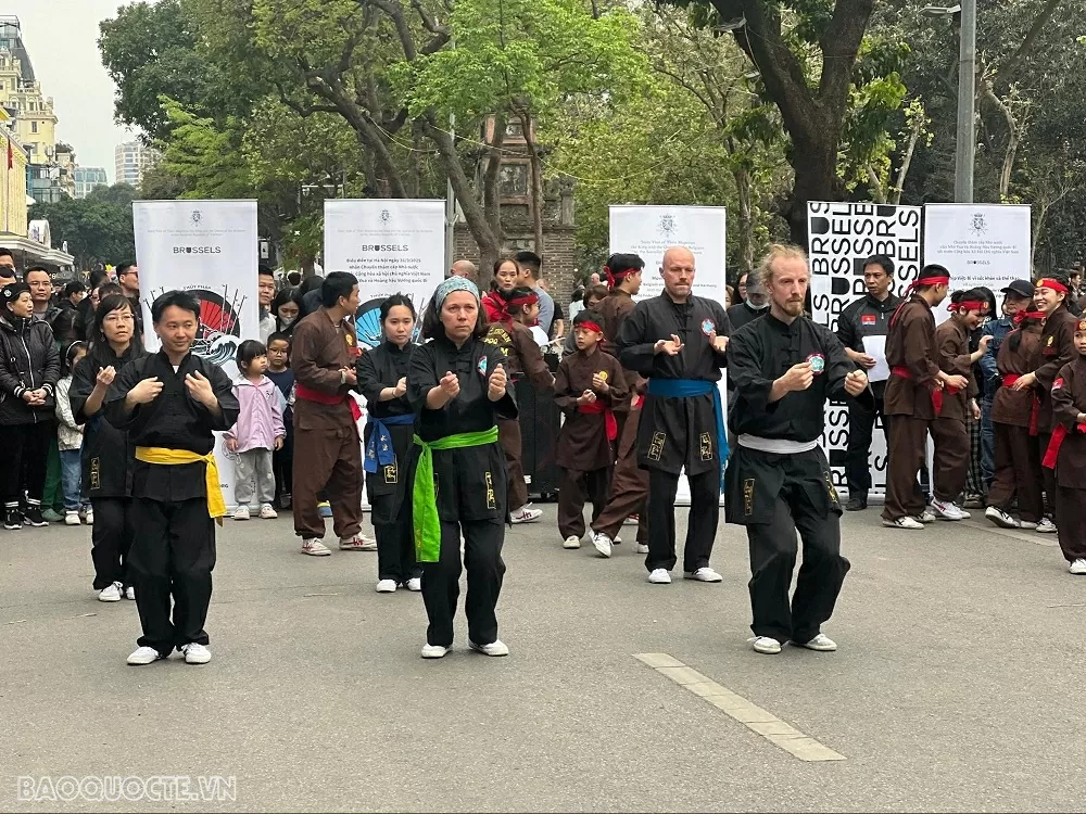Các bài tập này rất phù hợp với người cao tuổi, giúp rèn luyện sự dẻo dai và nâng cao sức khỏe. Martial arts exchange between Vietnam and Belgium: A spectacular Thuy Phap performance at Hoan Kiem Lake Walking street