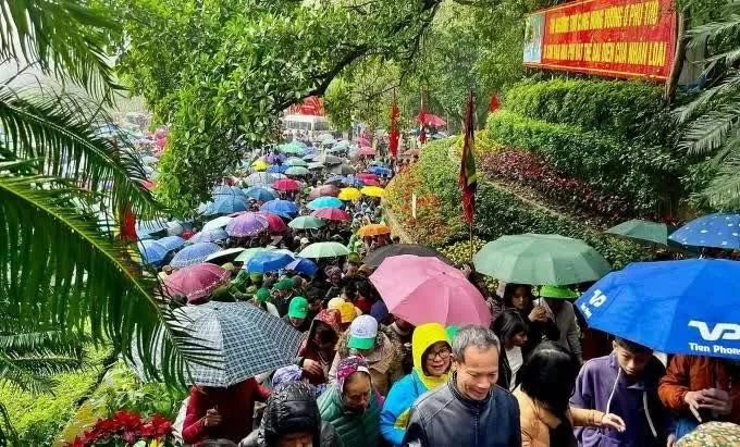 Tens of thousands visit Hung Kings Temple ahead of commemoration day