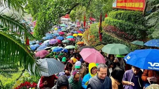 Hung Kings Temple receives tens of thousands of visitors ahead of Commemoration Day
