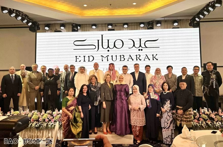 Các Đại sứ và Phu nhân một số quốc gia Arab và Hồi giáo tại Việt Nam tại lễ Eid al- Fitr tại Hà Nội ngày 31/3. (Ảnh: Thu Trang)