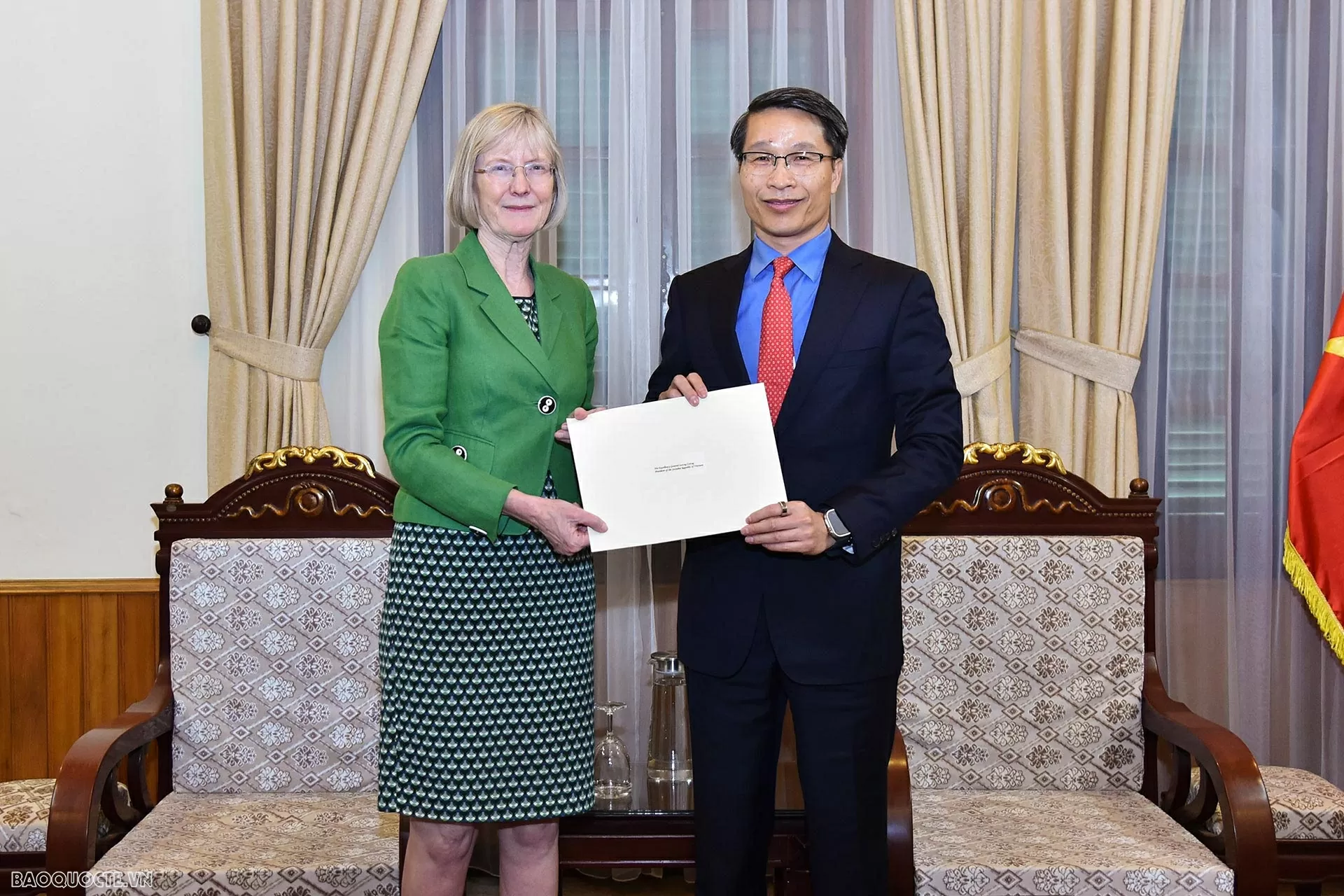 The Department of State Protocol and Foreign Interpretation receives a copy of the Letter of Credentials appointing Australian Ambassador to Vietnam