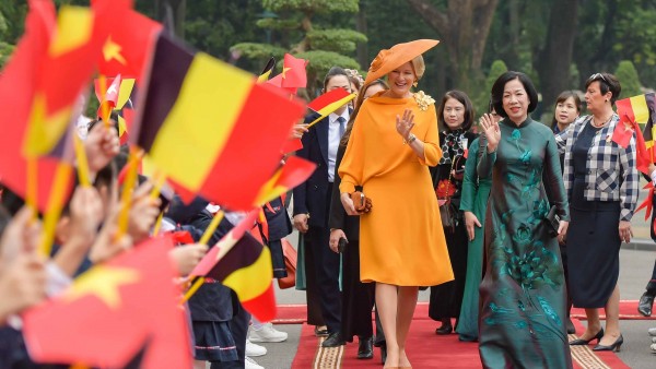 Spouse of President Luong Cuong and Belgium Queen Mathilde visit President Ho Chi Minh's Stilt House