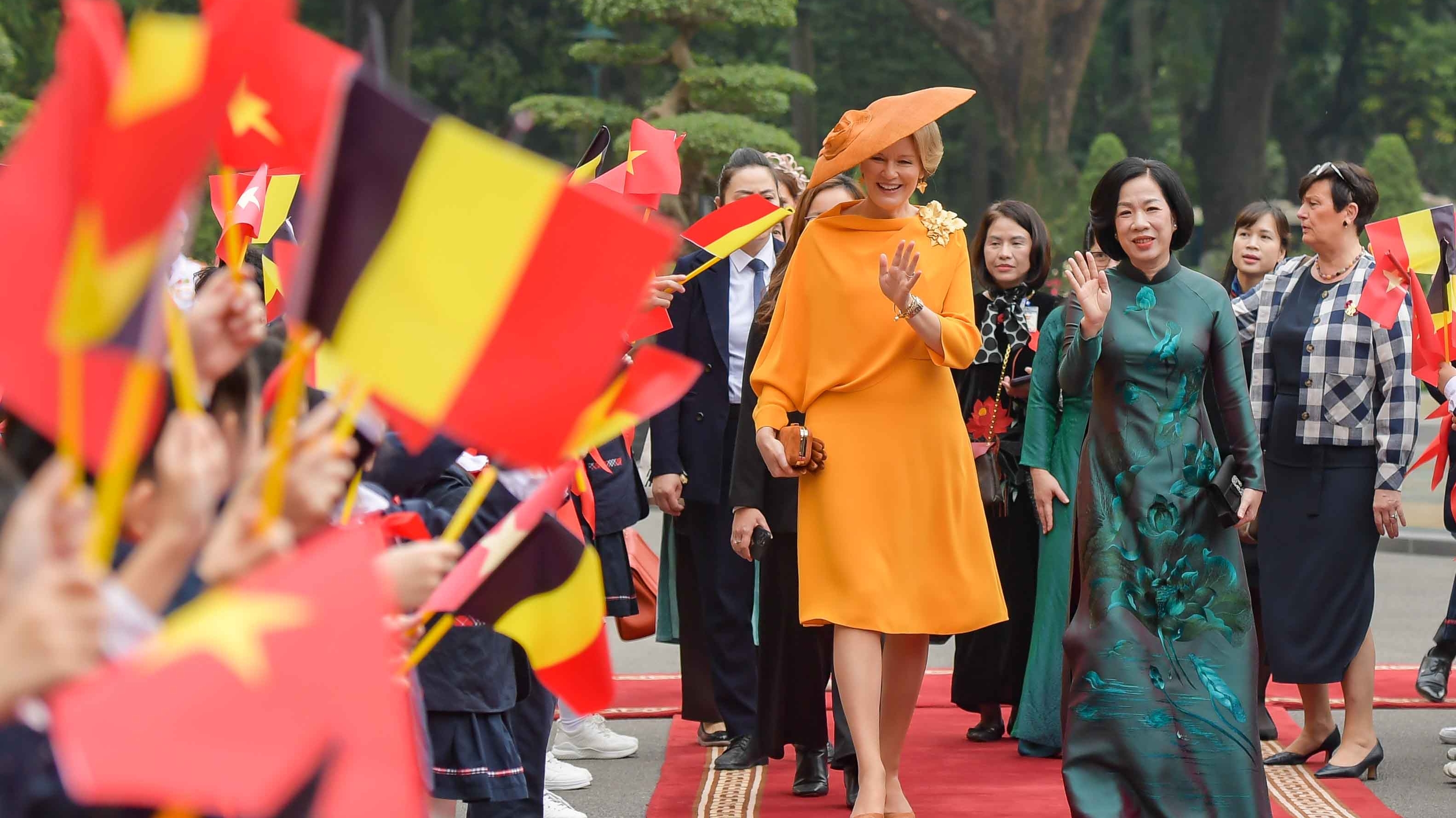 Spouse of President Luong Cuong and Belgium Queen Mathilde visit President Ho Chi Minh's Stilt House
