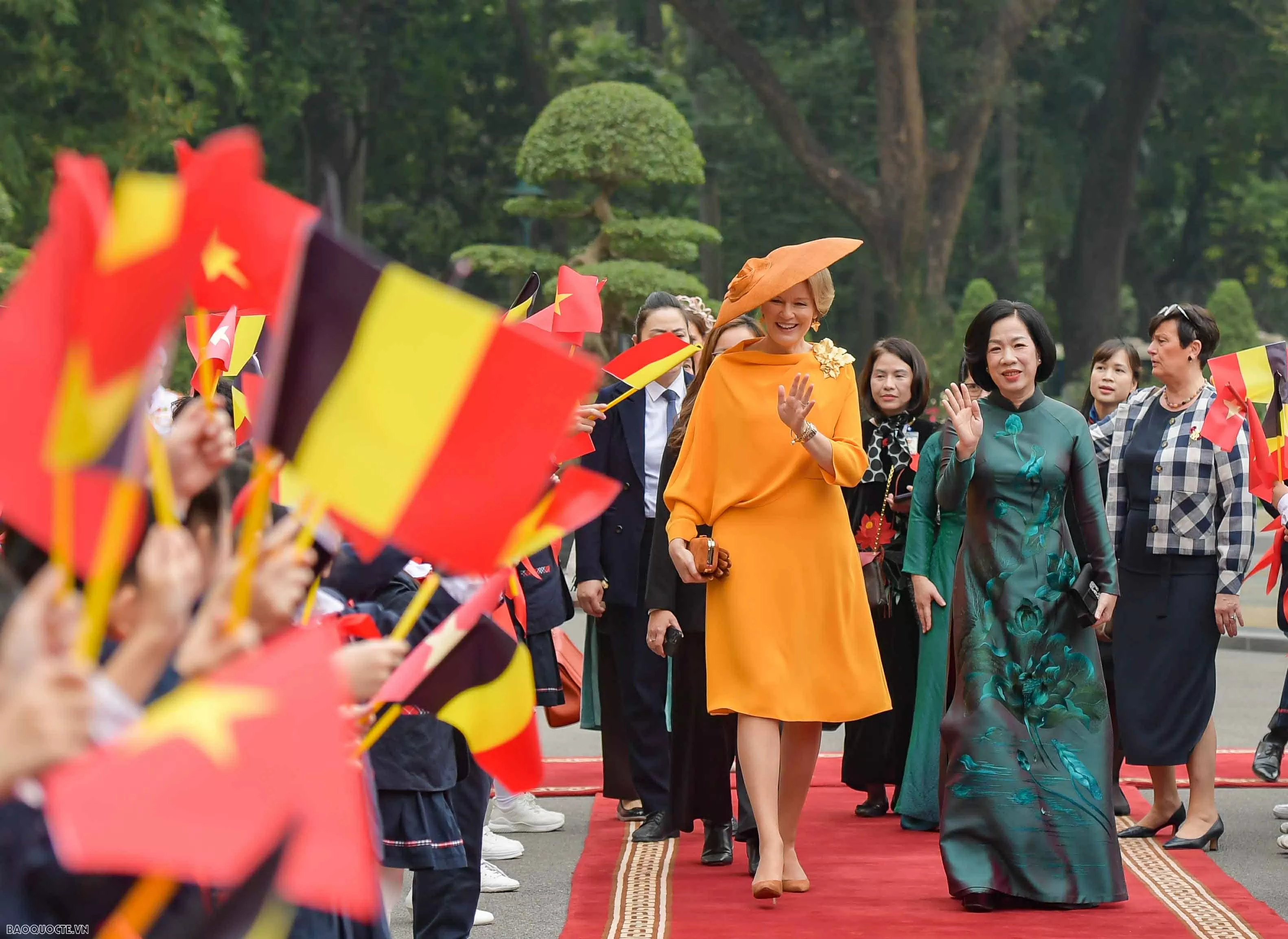 Phu nhân Chủ tịch nước và Hoàng hậu Bỉ tham quan nhà sàn Bác Hồ, cho cá ăn Spouse of President Luong Cuong and Belgium Queen Mathilde visit President Ho Chi Minh's Stilt House
