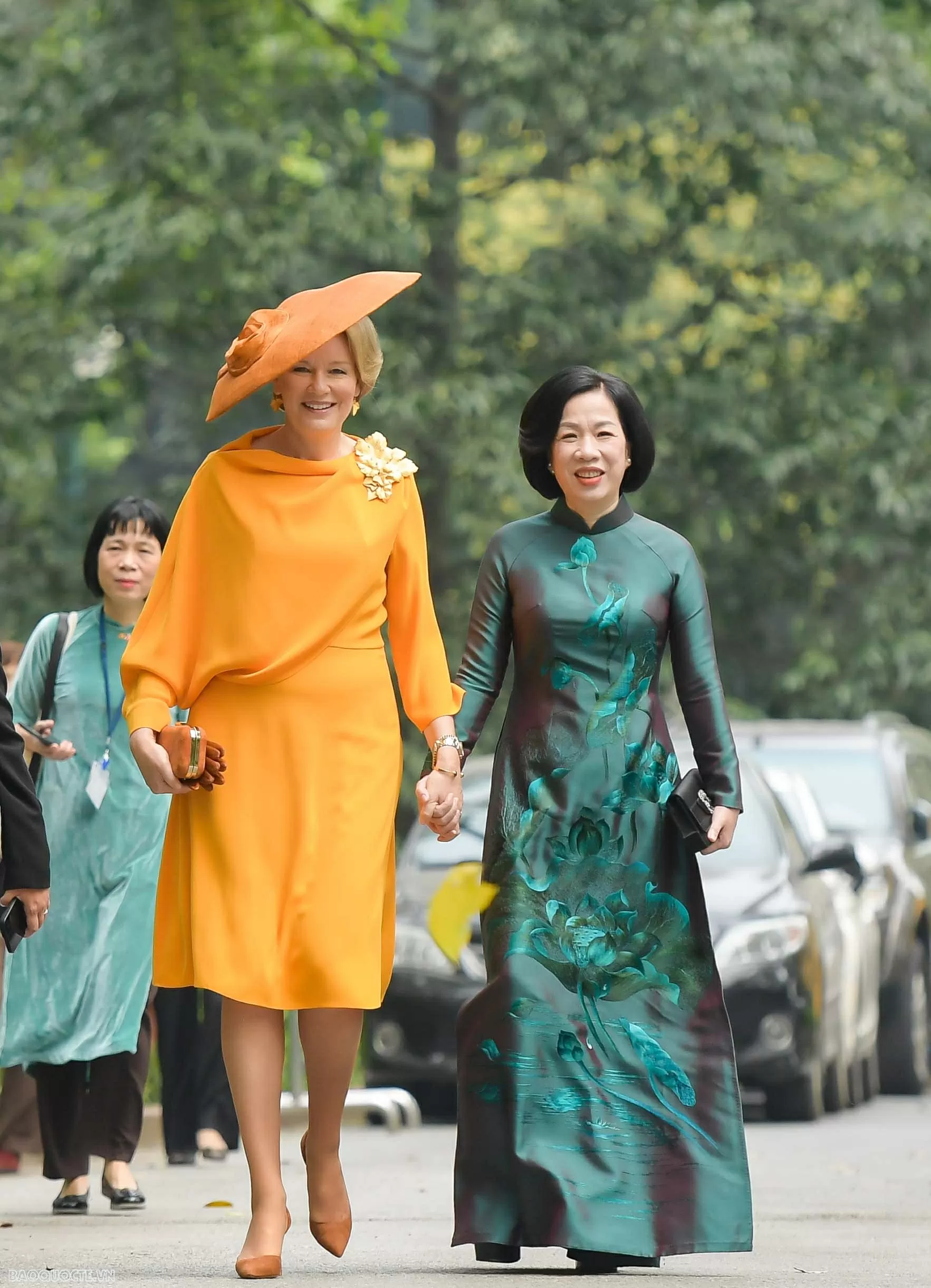 Phu nhân Chủ tịch nước và Hoàng hậu Bỉ tham quan nhà sàn Bác Hồ, cho cá ăn Spouse of President Luong Cuong and Belgium Queen Mathilde visit President Ho Chi Minh's Stilt House