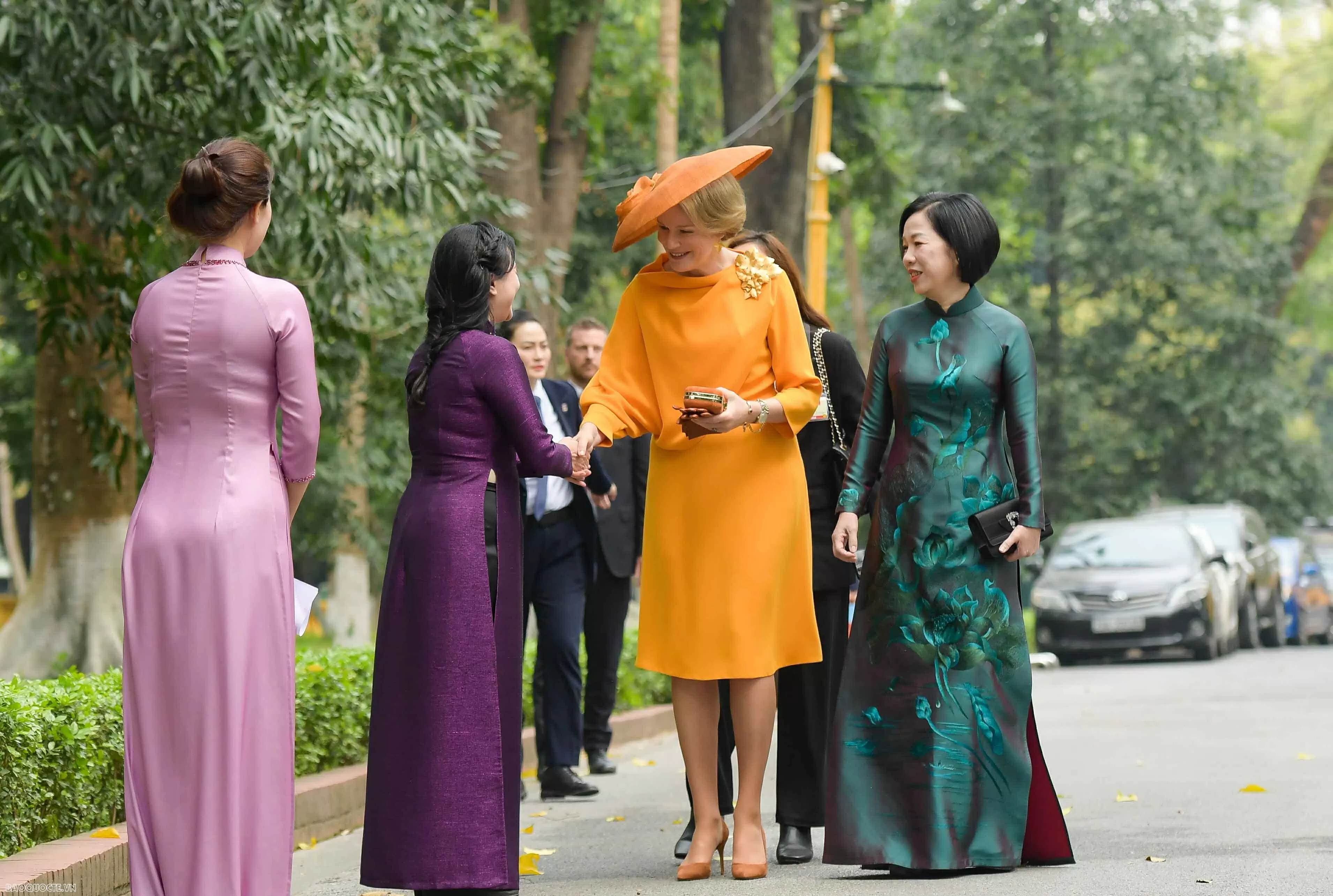 Phu nhân Chủ tịch nước và Hoàng hậu Bỉ tham quan nhà sàn Bác Hồ, cho cá ăn Spouse of President Luong Cuong and Belgium Queen Mathilde visit President Ho Chi Minh's Stilt House