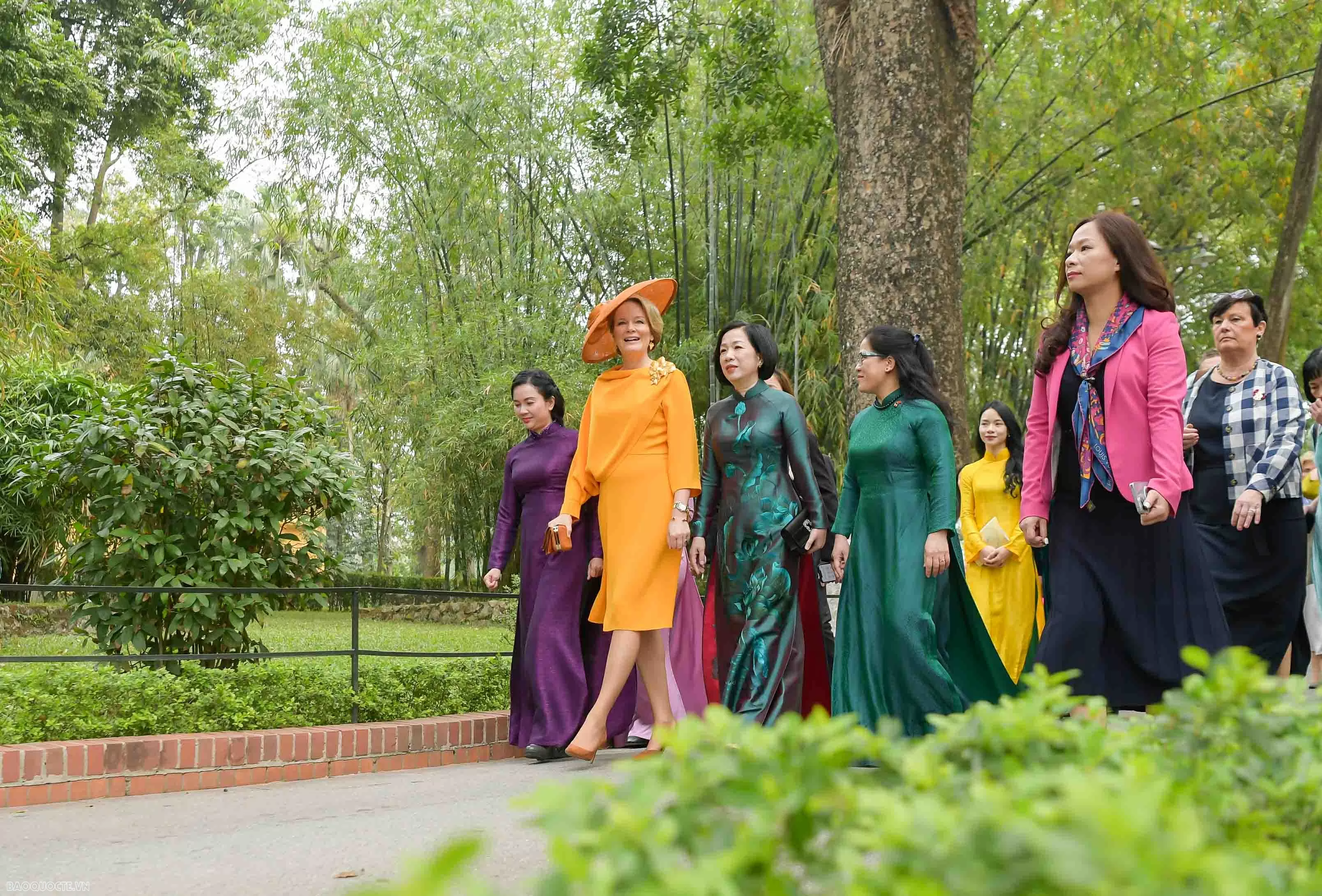 Phu nhân Chủ tịch nước và Hoàng hậu Bỉ tham quan nhà sàn Bác Hồ, cho cá ăn Spouse of President Luong Cuong and Belgium Queen Mathilde visit President Ho Chi Minh's Stilt House