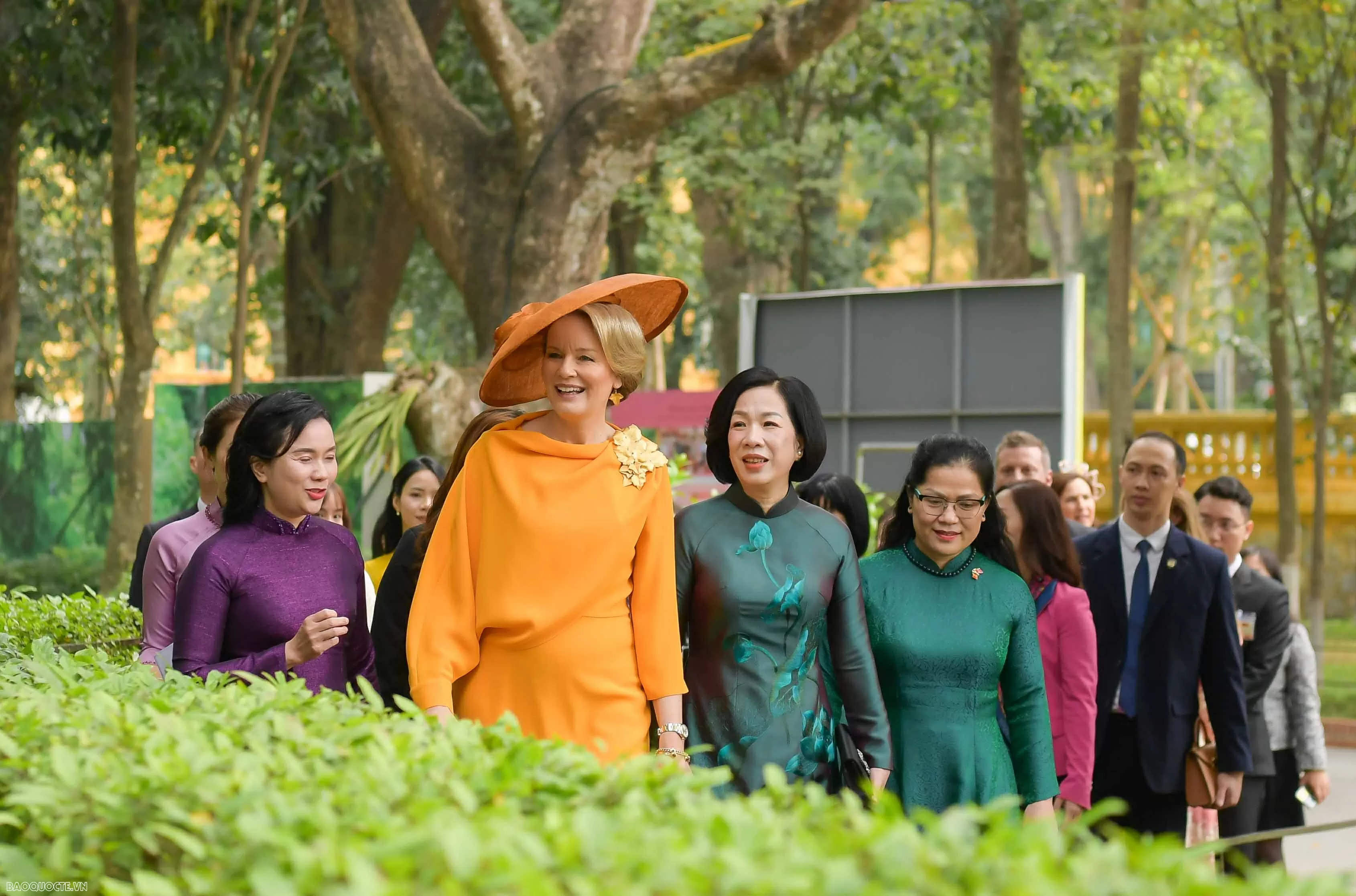 Phu nhân Chủ tịch nước và Hoàng hậu Bỉ tham quan nhà sàn Bác Hồ, cho cá ăn Spouse of President Luong Cuong and Belgium Queen Mathilde visit President Ho Chi Minh's Stilt House