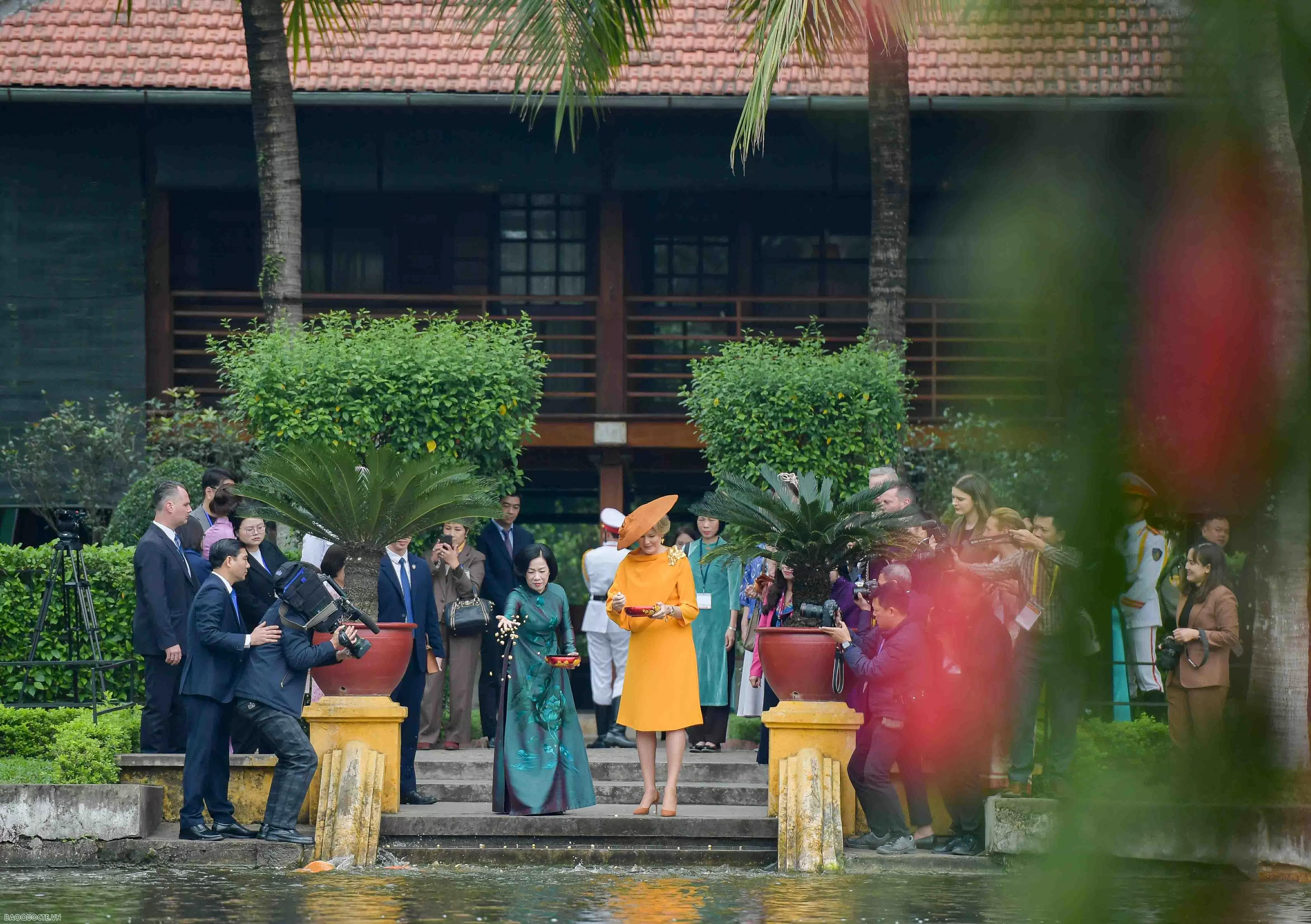 Phu nhân Chủ tịch nước và Hoàng hậu Bỉ tham quan nhà sàn Bác Hồ, cho cá ăn Spouse of President Luong Cuong and Belgium Queen Mathilde visit President Ho Chi Minh's Stilt House