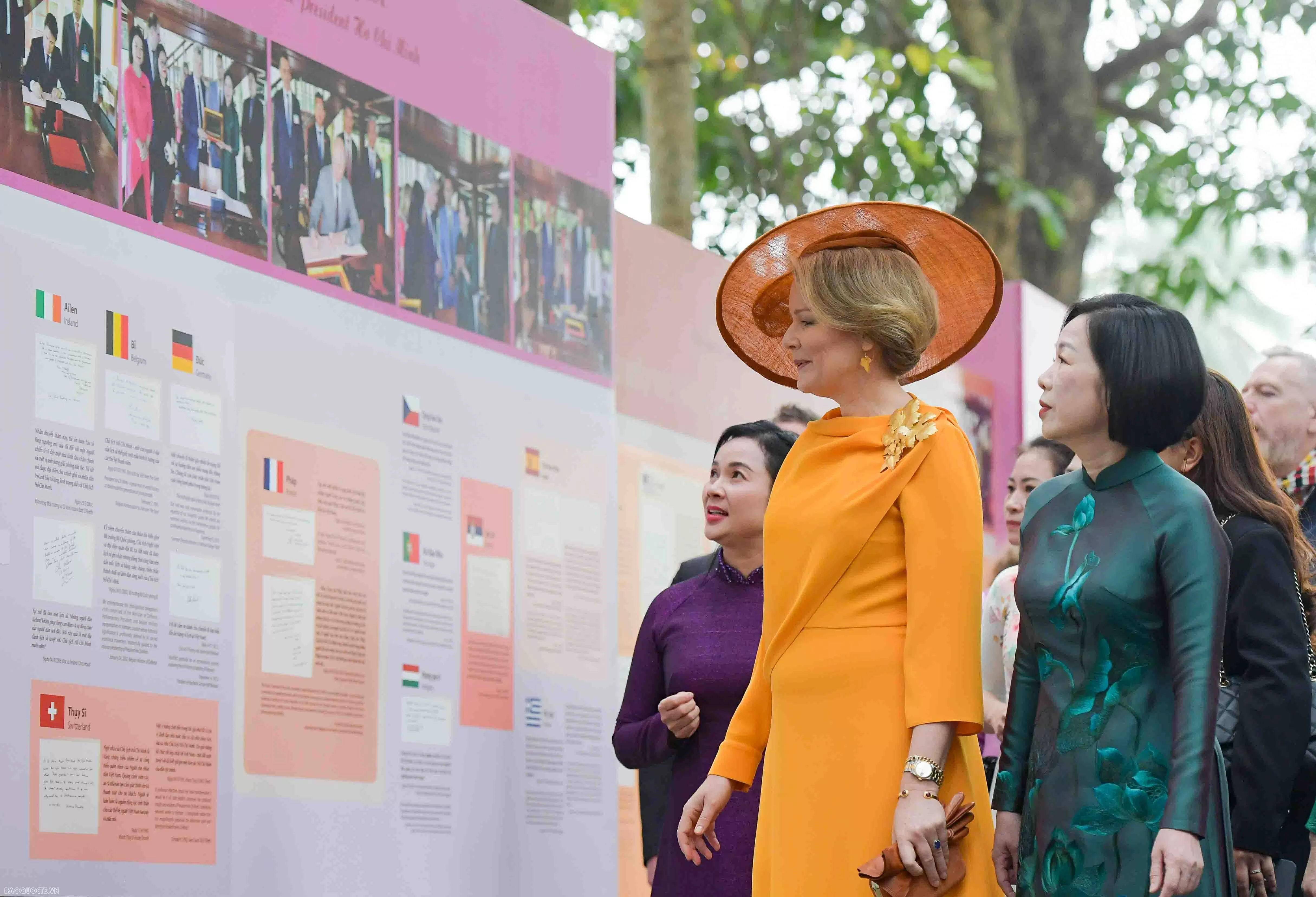 Phu nhân Chủ tịch nước và Hoàng hậu Bỉ tham quan nhà sàn Bác Hồ, cho cá ăn Spouse of President Luong Cuong and Belgium Queen Mathilde visit President Ho Chi Minh's Stilt House
