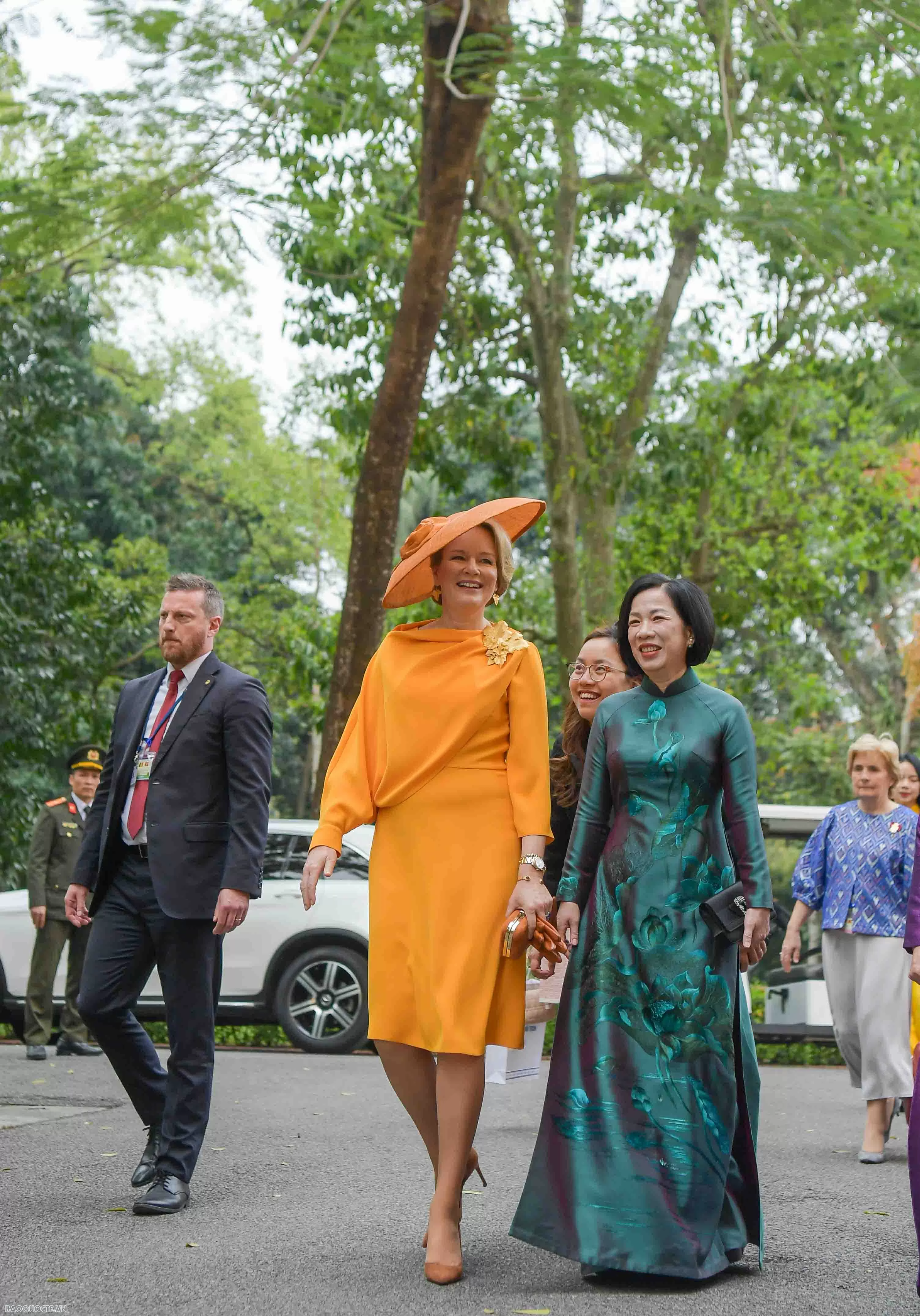 Phu nhân Chủ tịch nước và Hoàng hậu Bỉ tham quan nhà sàn Bác Hồ, cho cá ăn Spouse of President Luong Cuong and Belgium Queen Mathilde visit President Ho Chi Minh's Stilt House