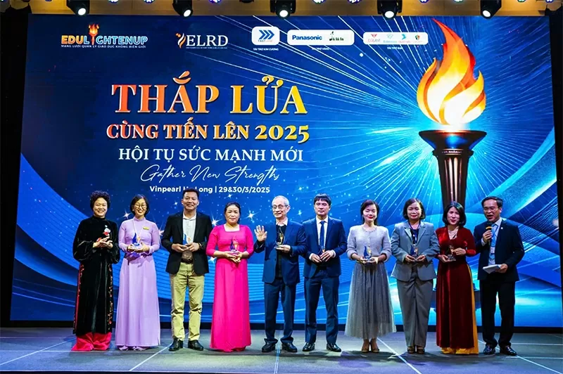 The organizing committee presented commemorative awards to the event's speakers. The organizing committee presented commemorative awards to the event's speakers.