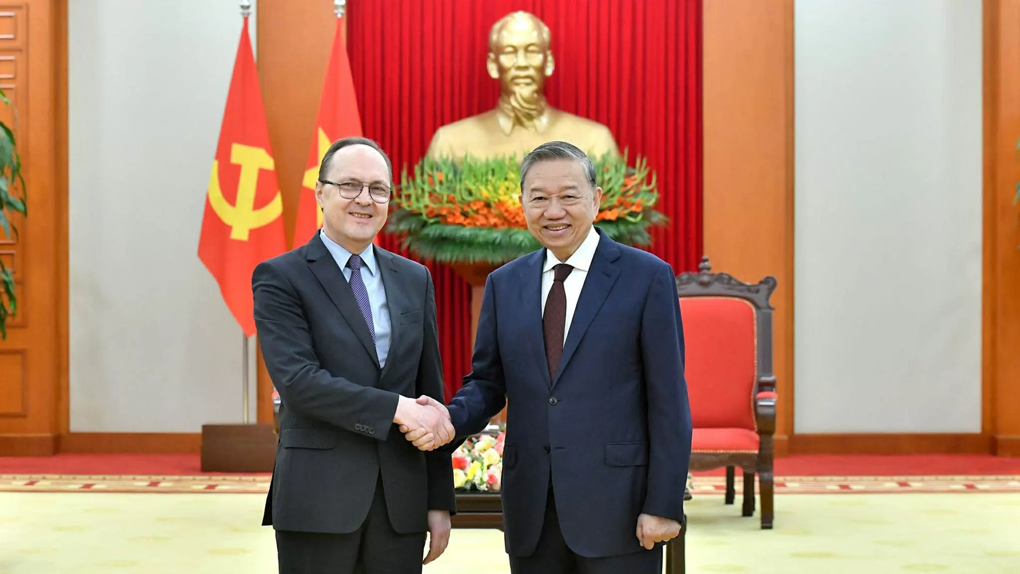 Tổng Bí thư Tô Lâm tiếp Đại sứ Liên bang Nga tại Việt Nam Gennady Bezdetko. (Nguồn: Báo Nhân dân)
