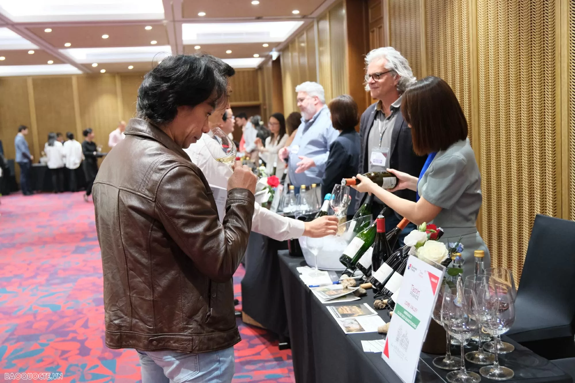 Khách tham dự có cơ hội nếm thử nhiều loại rượu nổi tiếng của Pháp. (Ảnh: Ngọc Anh)