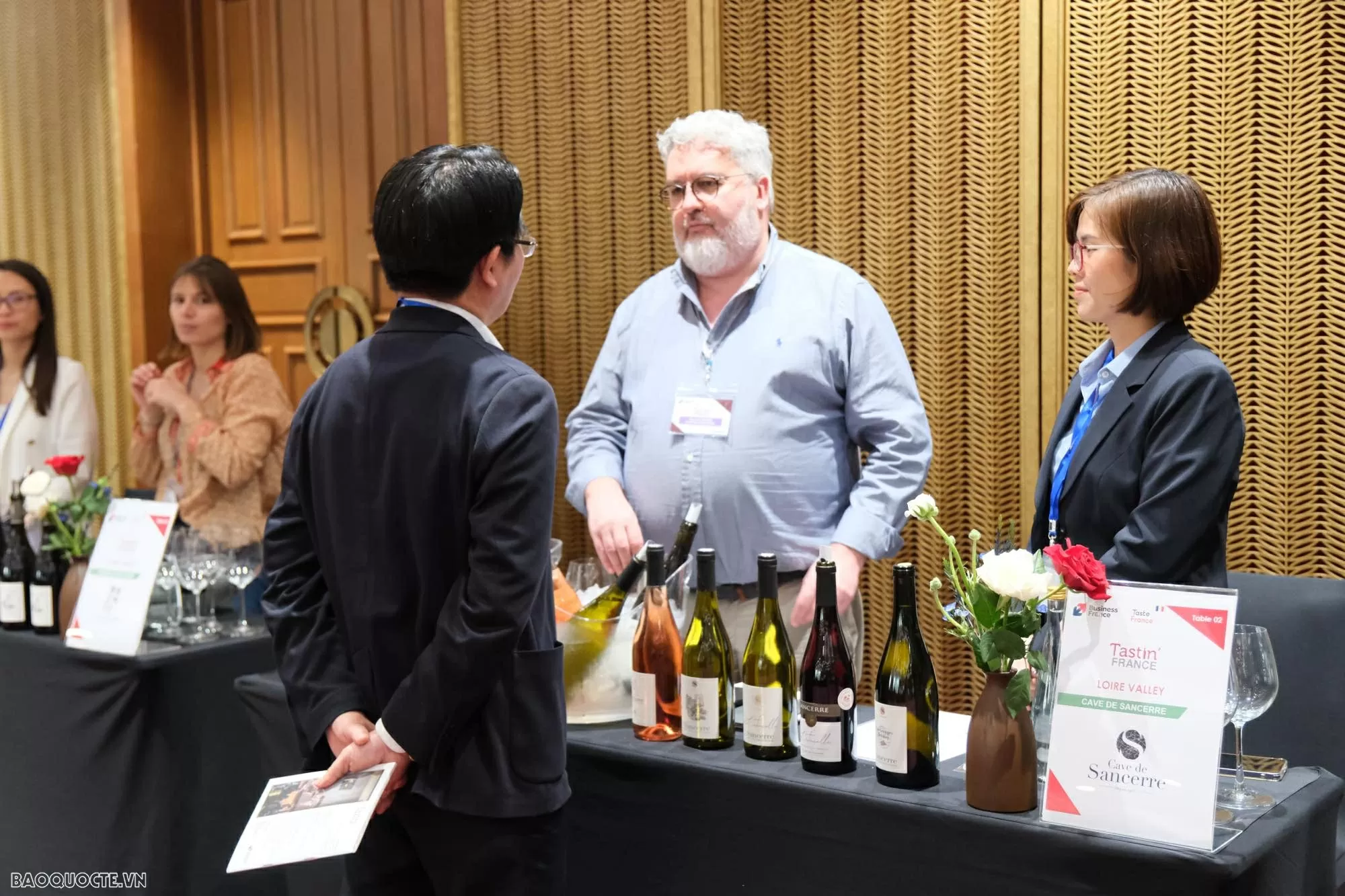 Ông Vincent Creton (giữa), CEO Công ty rượu vang Cave de Sancerre khẳng định rượu vang có thể trở thành một “cầu nối văn hoá” giữa Việt Nam và Pháp. (Ảnh: Ngọc Anh) Ông Vincent Creton (giữa), CEO Công ty rượu vang Cave de Sancerre khẳng định rượu vang có thể trở thành một “cầu nối văn hoá” giữa Việt Nam và Pháp. (Ảnh: Ngọc Anh)
