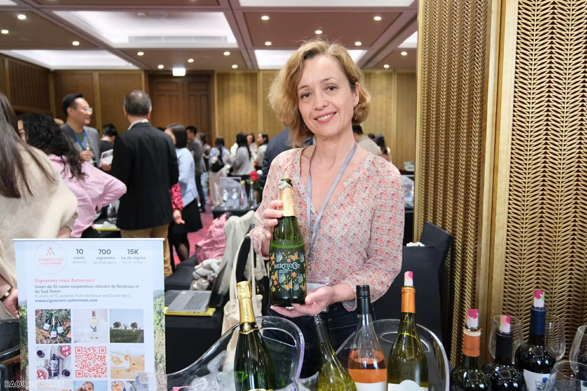 Bà Marina Duhau, Giám đốc xuất khẩu Công ty rượu vang Vignerons, chia sẻ về quy trình đặc biệt để làm ra rượu vang không cồn. (Ảnh: Ngọc Anh) Bà Marina Duhau, Giám đốc xuất khẩu Công ty rượu vang Vignerons, chia sẻ về quy trình đặc biệt để làm ra rượu vang không cồn. (Ảnh: Ngọc Anh)