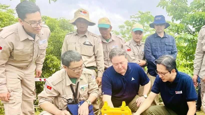Vietnam and US officials tour war consequence remediation efforts in Quang Tri