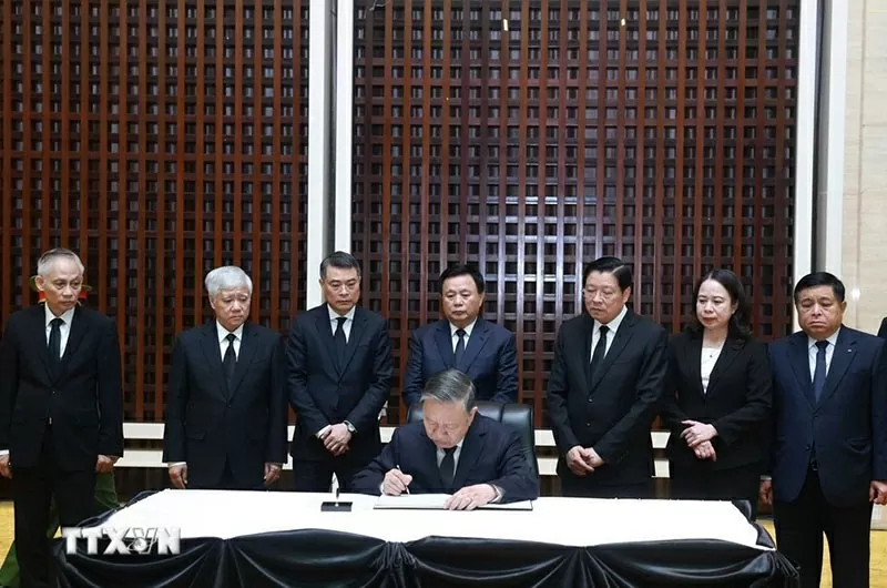 Party General Secretary To Lam pays final respects to former Lao leader Khamtay Siphandone