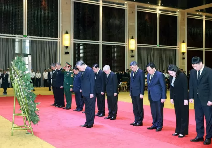 Party chief pays final respects to former Lao leader