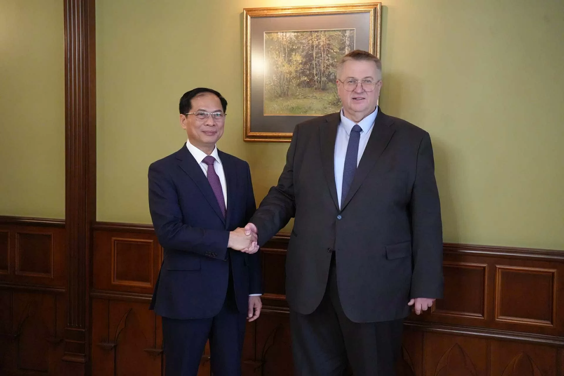 Deputy Prime Minister, Foreign Minister Bui Thanh Son meets with Russian leaders in Moscow