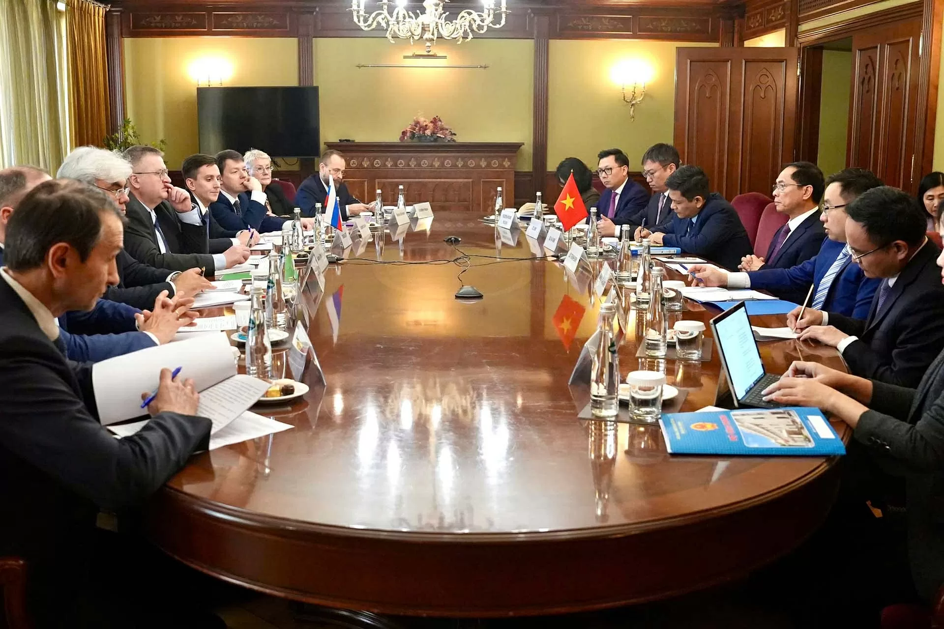 Deputy Prime Minister, Foreign Minister Bui Thanh Son meets with Russian leaders in Moscow