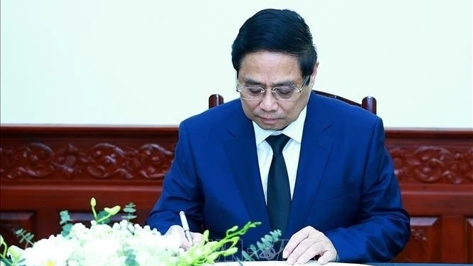 PM Pham Minh Chinh pays final respects to former President of LPRP, former President of Laos Khamtay Siphandone