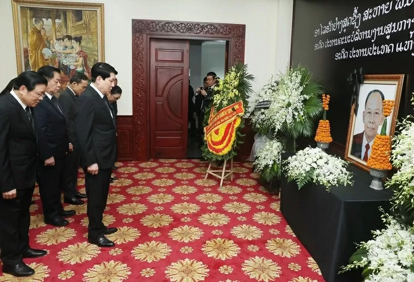 Vietnamese leaders pay final respects to former Lao President Khamtay Siphandone Vietnamese leaders pay final respects to former Lao President Khamtay Siphandone