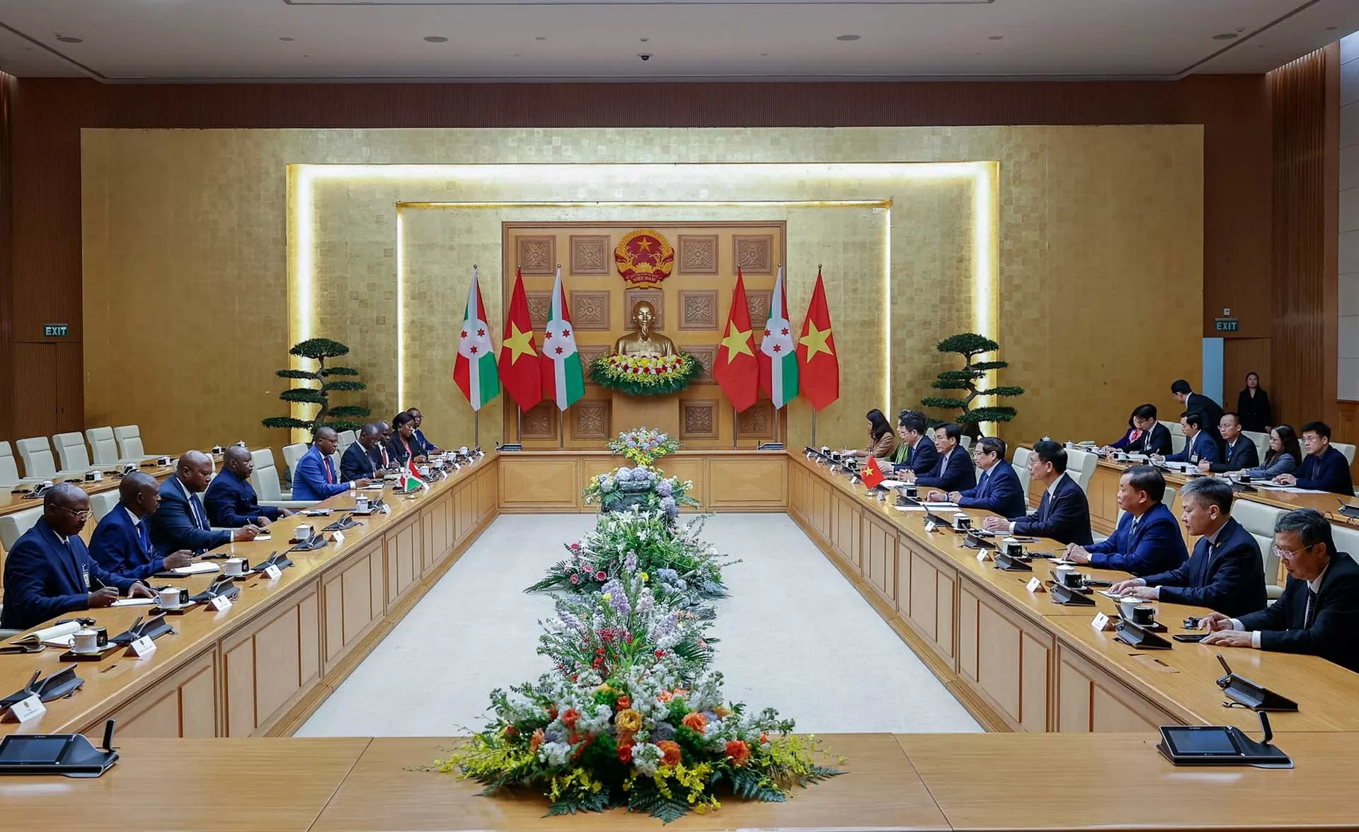 PM Pham Minh Chinh meets with Burundian President  Évariste Ndayishimiye