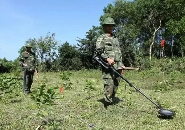 A VNMAC survey revealed that since 1975, unexploded ordnance from the war has claimed 42,000 lives and injured 62,000 people, with most victims being breadwinners, ethnic minorities, and children. (Source: VNA) A VNMAC survey revealed that since 1975, unexploded ordnance from the war has claimed 42,000 lives and injured 62,000 people, with most victims being breadwinners, ethnic minorities, and children. (Source: VNA)