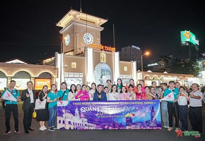 Ben Thanh Market is an impressive stop for tourists of the tourism product “District 1 – Night Colors”. (Source: People’s Army Newspaper)