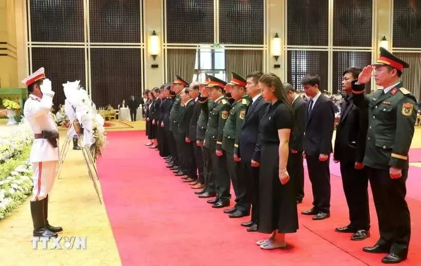 A delegation comprising representatives from the Embassy of Vietnam, affiliated agencies, and the Vietnamese community in Laos pays homage to Khamtay Siphandone, former President of the Lao People’s Revolutionary Party (LPRP) and former President of Laos. (Photo: VNA) A delegation comprising representatives from the Embassy of Vietnam, affiliated agencies, and the Vietnamese community in Laos pays homage to Khamtay Siphandone, former President of the Lao People’s Revolutionary Party (LPRP) and former President of Laos. (Photo: VNA)