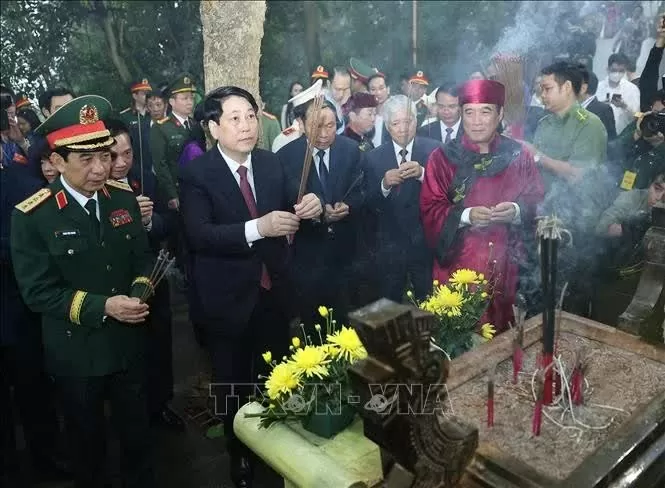 State President Luong Cuong (second from left) offers incense at the Hung Kings' Tomb. (Photo: VNA) State President Luong Cuong (second from left) offers incense at the Hung Kings' Tomb. (Photo: VNA)