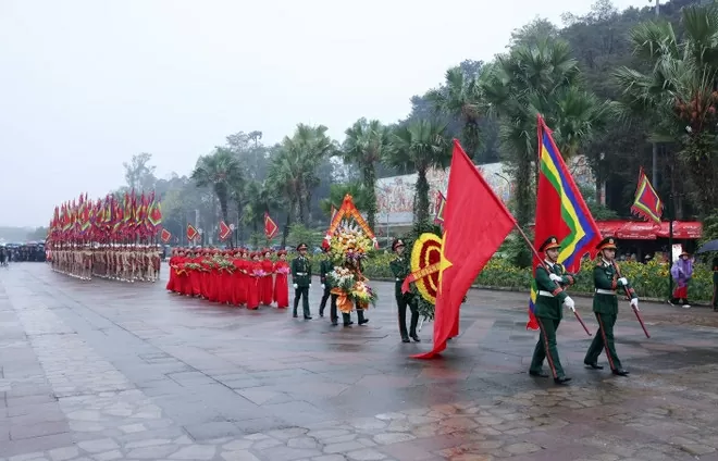 The incense offering team with national and ceremonial flags, and offerings departs from the festival centre yard through the ceremonial gate, Ha Temple, Trung Temple to Thuong Temple. (Photo: VNA) The incense offering team with national and ceremonial flags, and offerings departs from the festival centre yard through the ceremonial gate, Ha Temple, Trung Temple to Thuong Temple. (Photo: VNA)