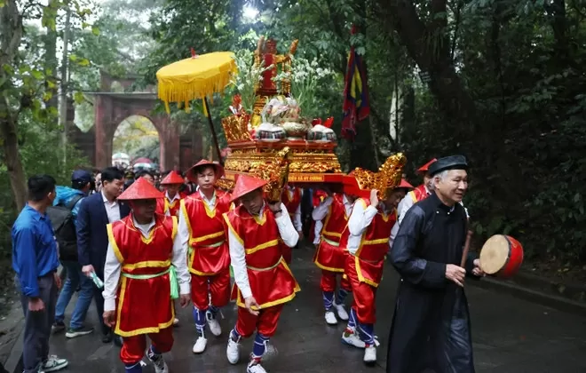 The incense offering team is on the way to the Thuong Temple. (Photo: VNA) The incense offering team is on the way to the Thuong Temple. (Photo: VNA)