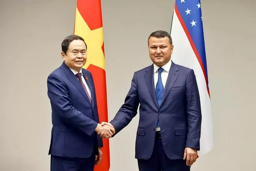 Vietnamese National Assembly Chairman Tran Thanh Man (L) receives Chairman of the Committee on Interethnic Relations and Friendly Ties with Foreign Countries Sariev Kakhramon Ramatullaevich. (Photo: VNA)