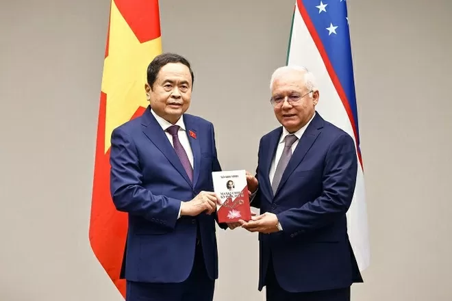 A member of the Committee on Interethnic Relations and Friendly Ties with Foreign Countries presents the book about Uncle Ho to NA Chairman Tran Thanh Man. (Photo: VNA) A member of the Committee on Interethnic Relations and Friendly Ties with Foreign Countries presents the book about Uncle Ho to NA Chairman Tran Thanh Man. (Photo: VNA)