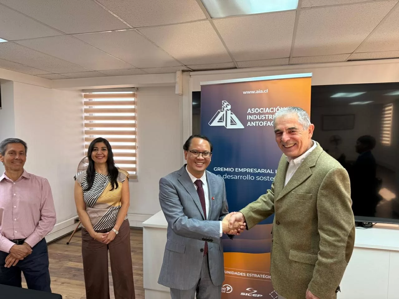 Ambassador Nguyen Viet Cuong: Vietnam and Chile ‘Sowing Seeds for a Greener Future,' Like Two Friends Sharing a Dream Ambassador Nguyen Viet Cuong: Vietnam and Chile ‘Sowing Seeds for a Greener Future,' Like Two Friends Sharing a Dream