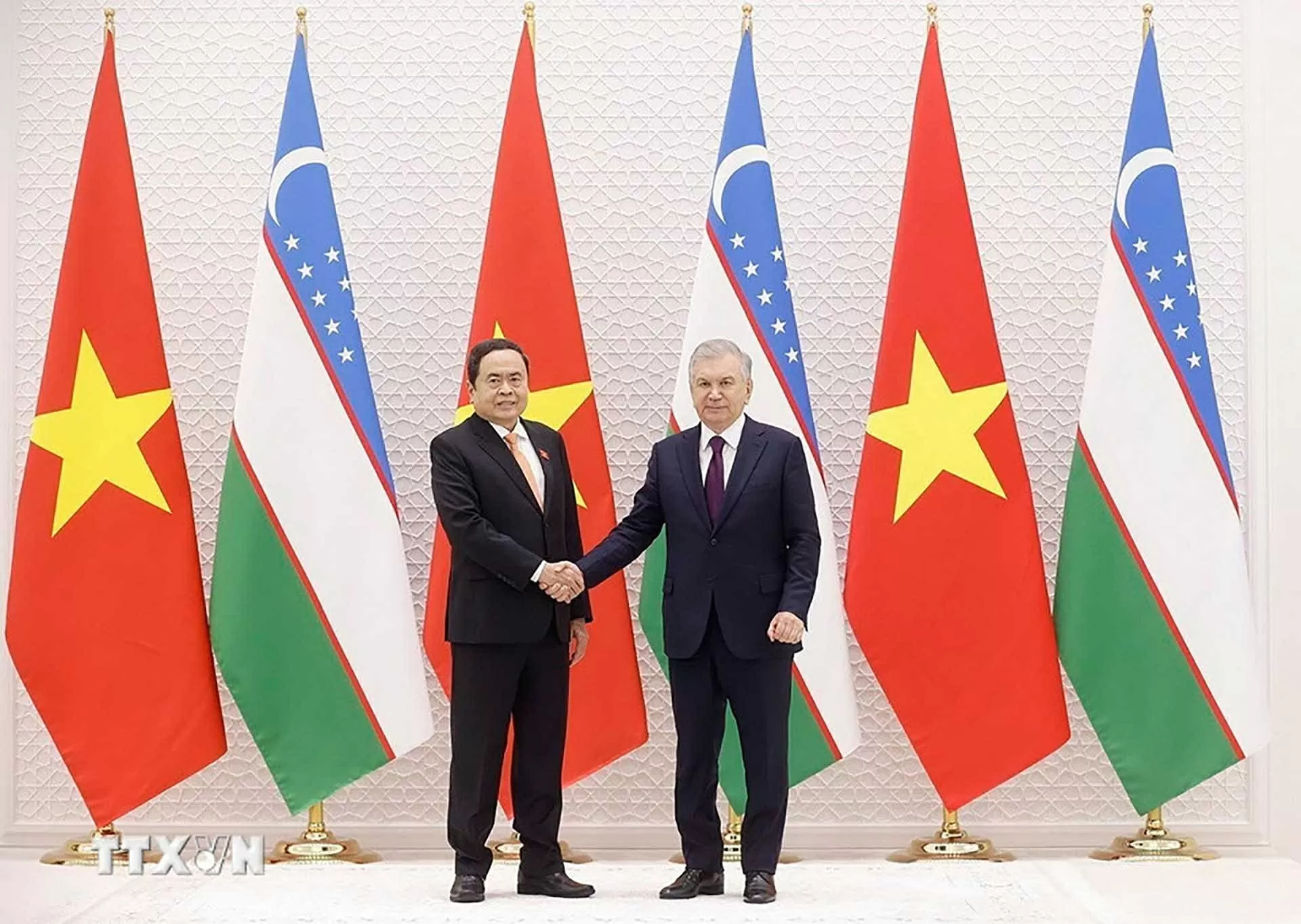 NA Chairman Tran Thanh Man meets with Uzbek President Shavkat Mirziyoyev in Tashkent