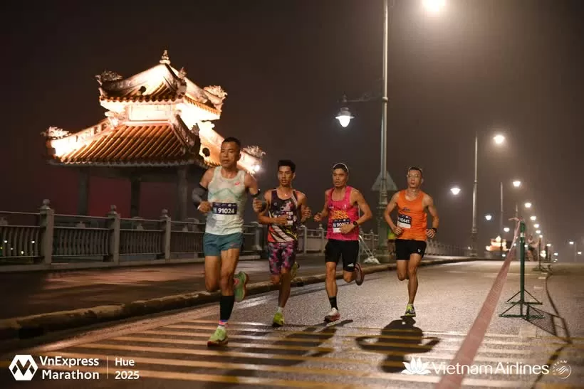 Over 12,000 runners take part in VnExpress Marathon Hue 2025 Over 12,000 runners take part in VnExpress Marathon Hue 2025